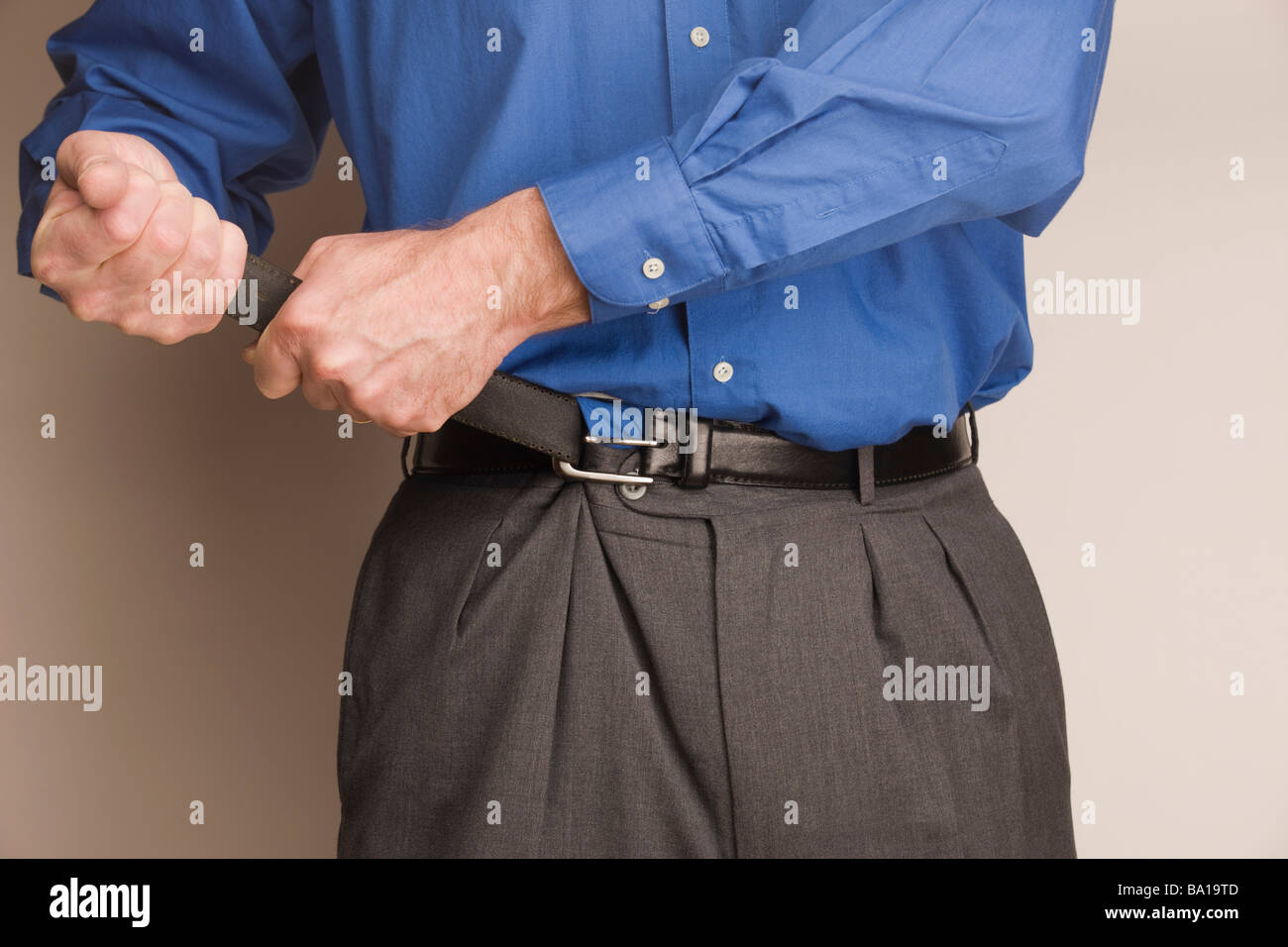 L'HOMME DE SERRER SA CEINTURE Photo Stock - Alamy