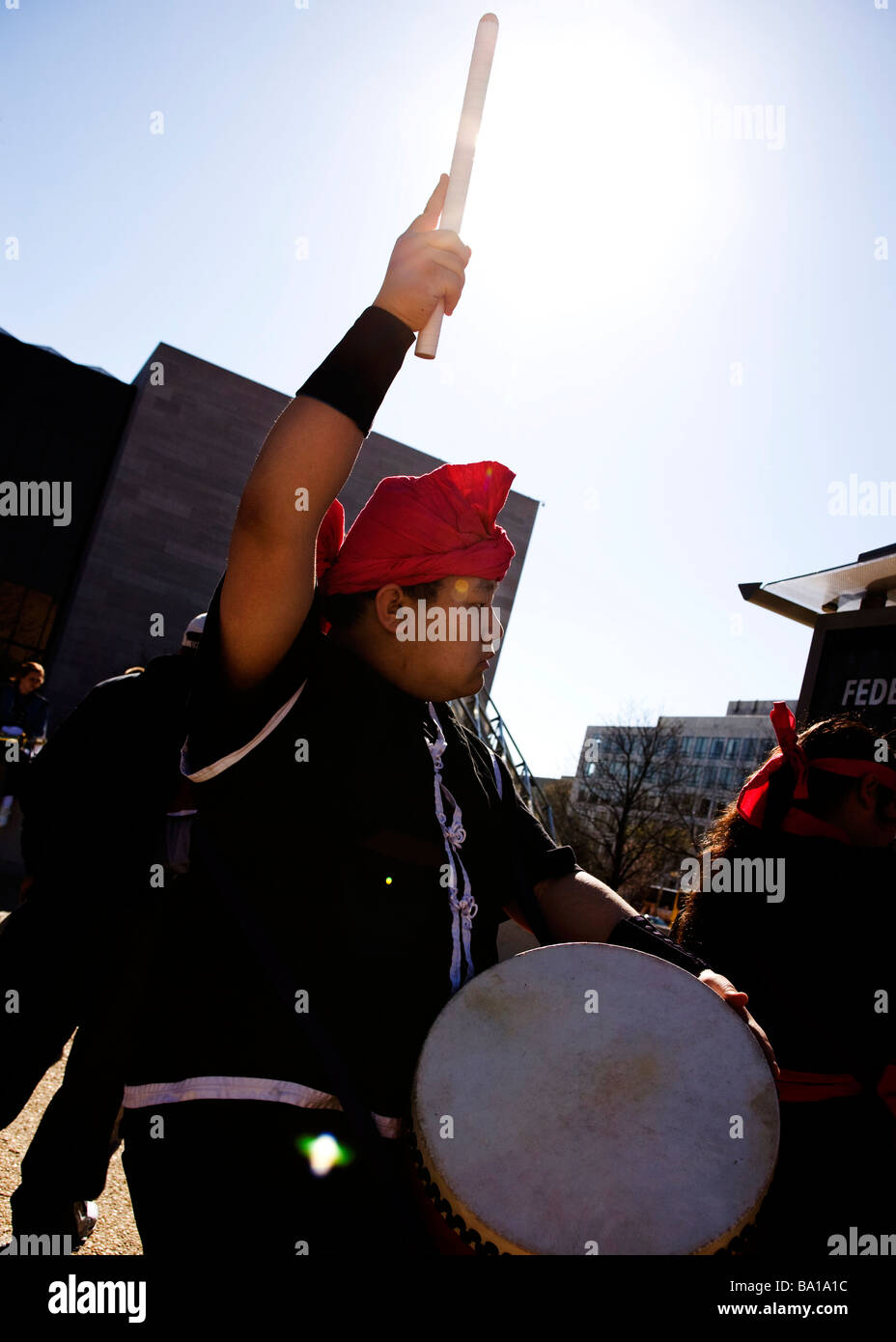 Jeune homme de taiko batteur sous le soleil - National Cherry Blossom Festival à Washington, DC, USA Banque D'Images