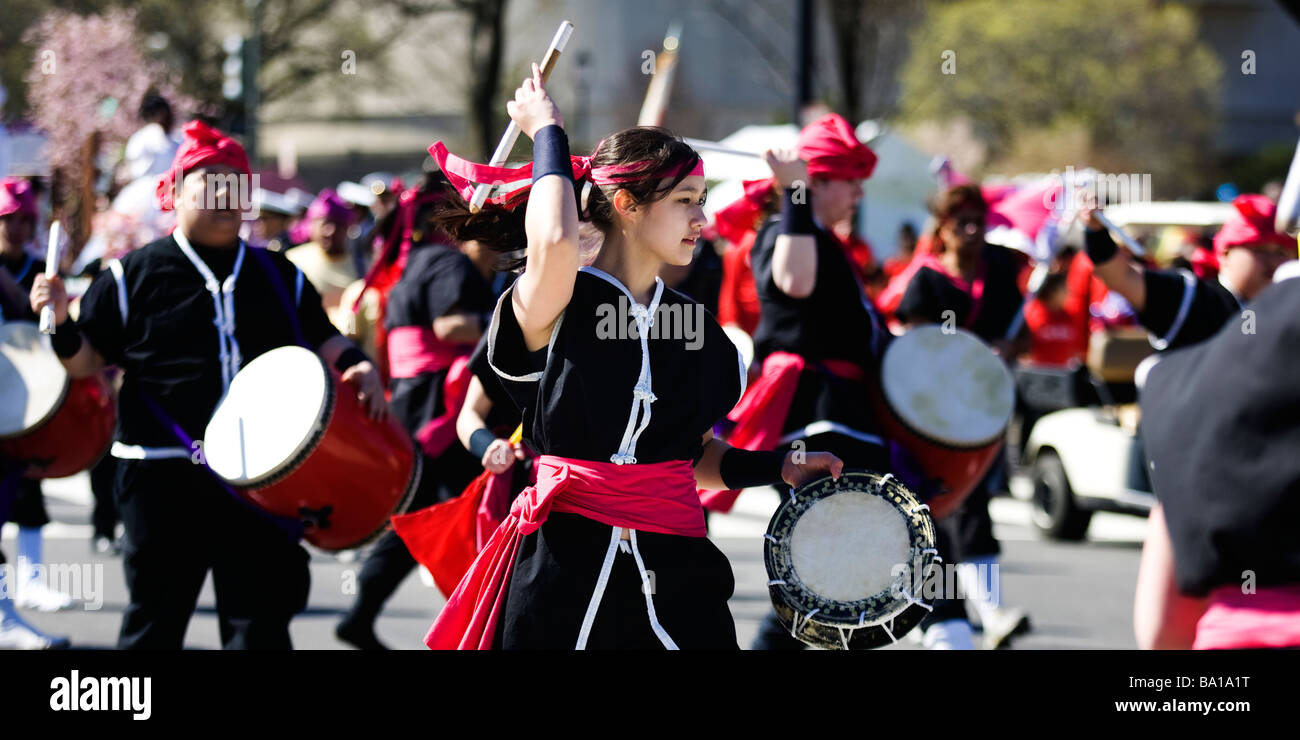 Jeune femme tambours Taiko au défilé - National Cherry Blossom Festival à Washington, DC, USA Banque D'Images