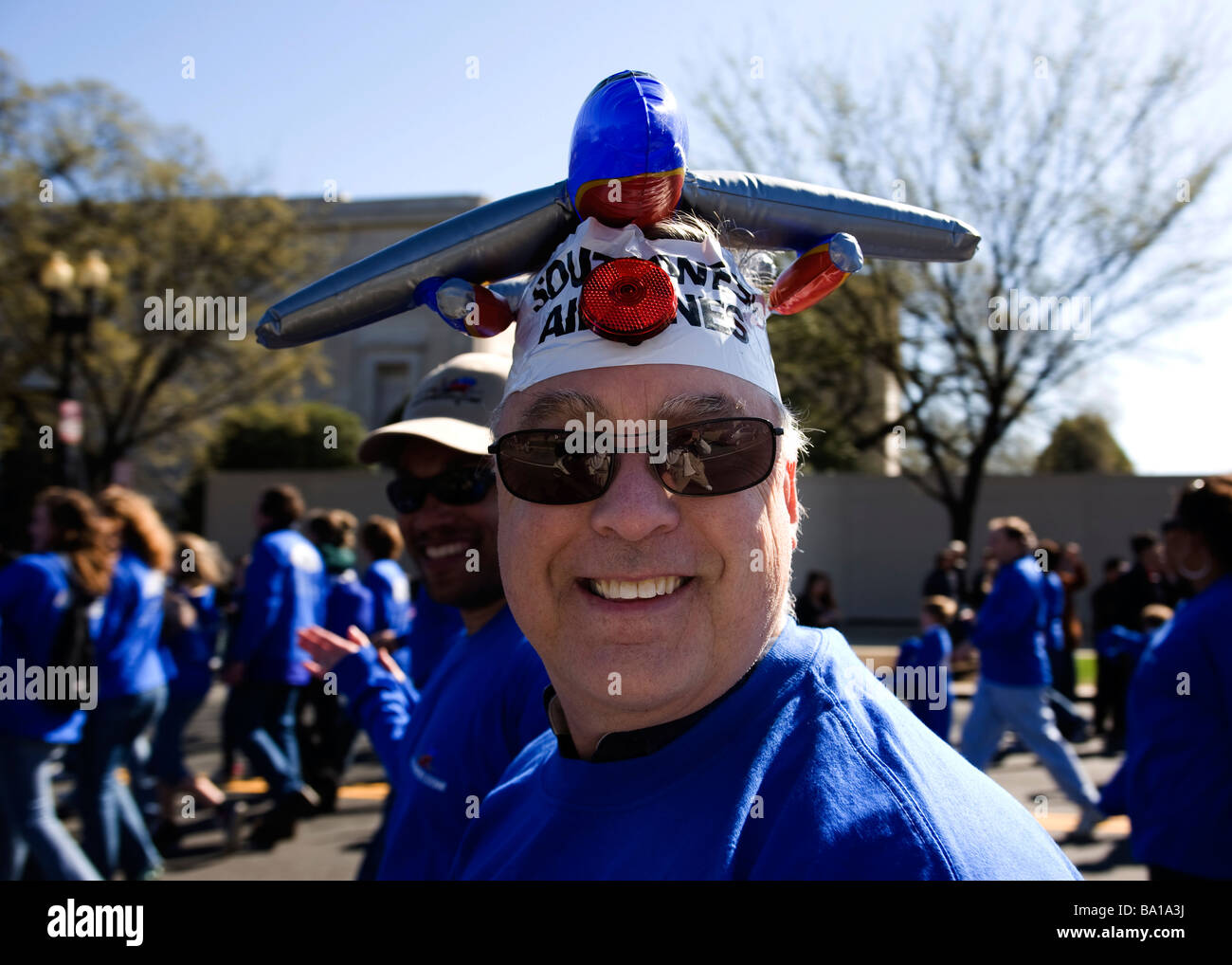 Homme avec silly avion hat Banque D'Images