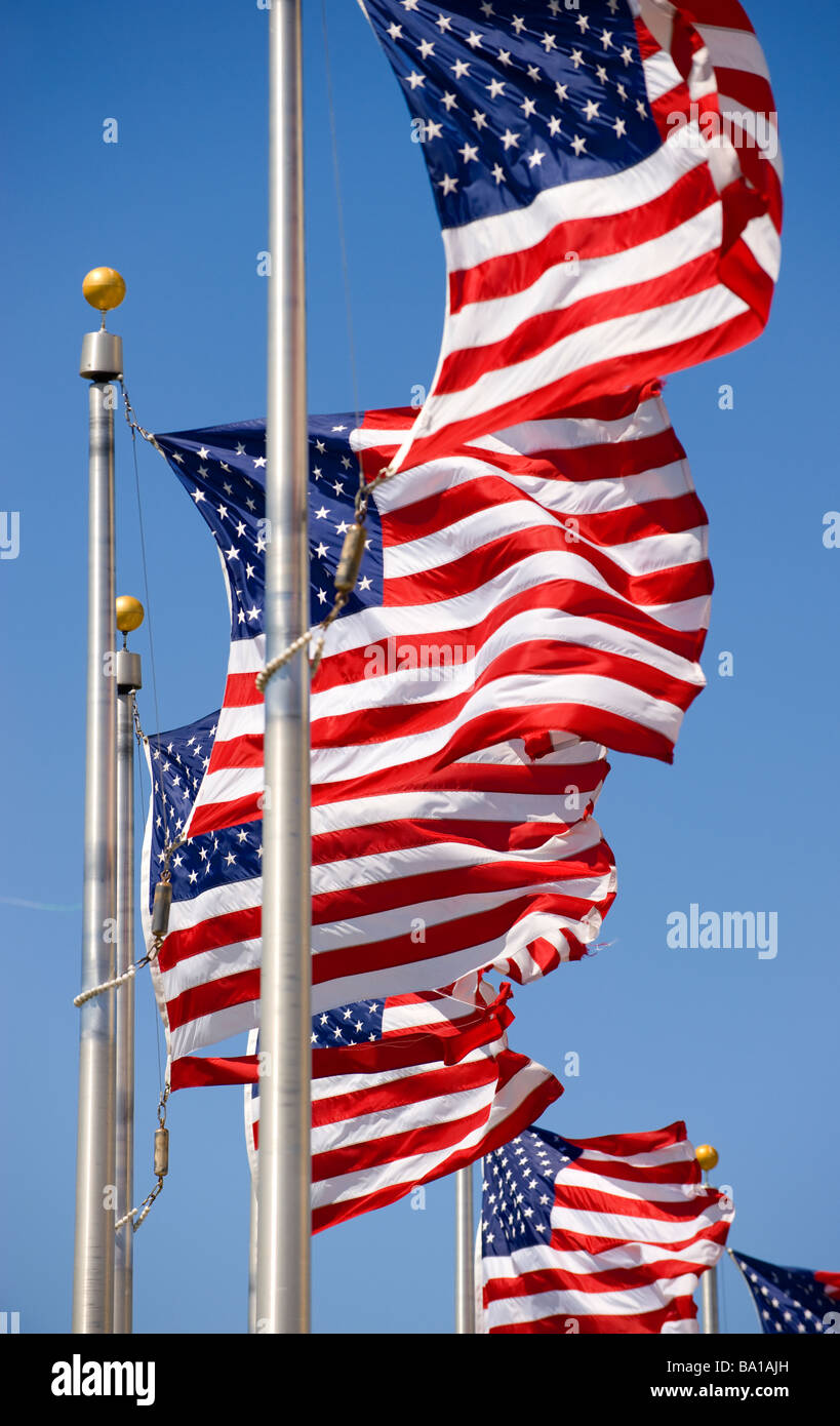 Des drapeaux américains dans le Washington Monument Banque D'Images