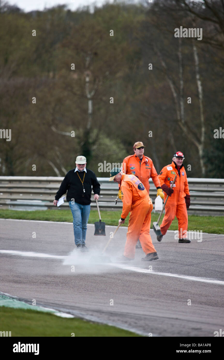 750 Motor Club Formule historique course du championnat junior de la poussière de plâtre est appliqué à la piste par marshalls pour absorber l'huile split Banque D'Images