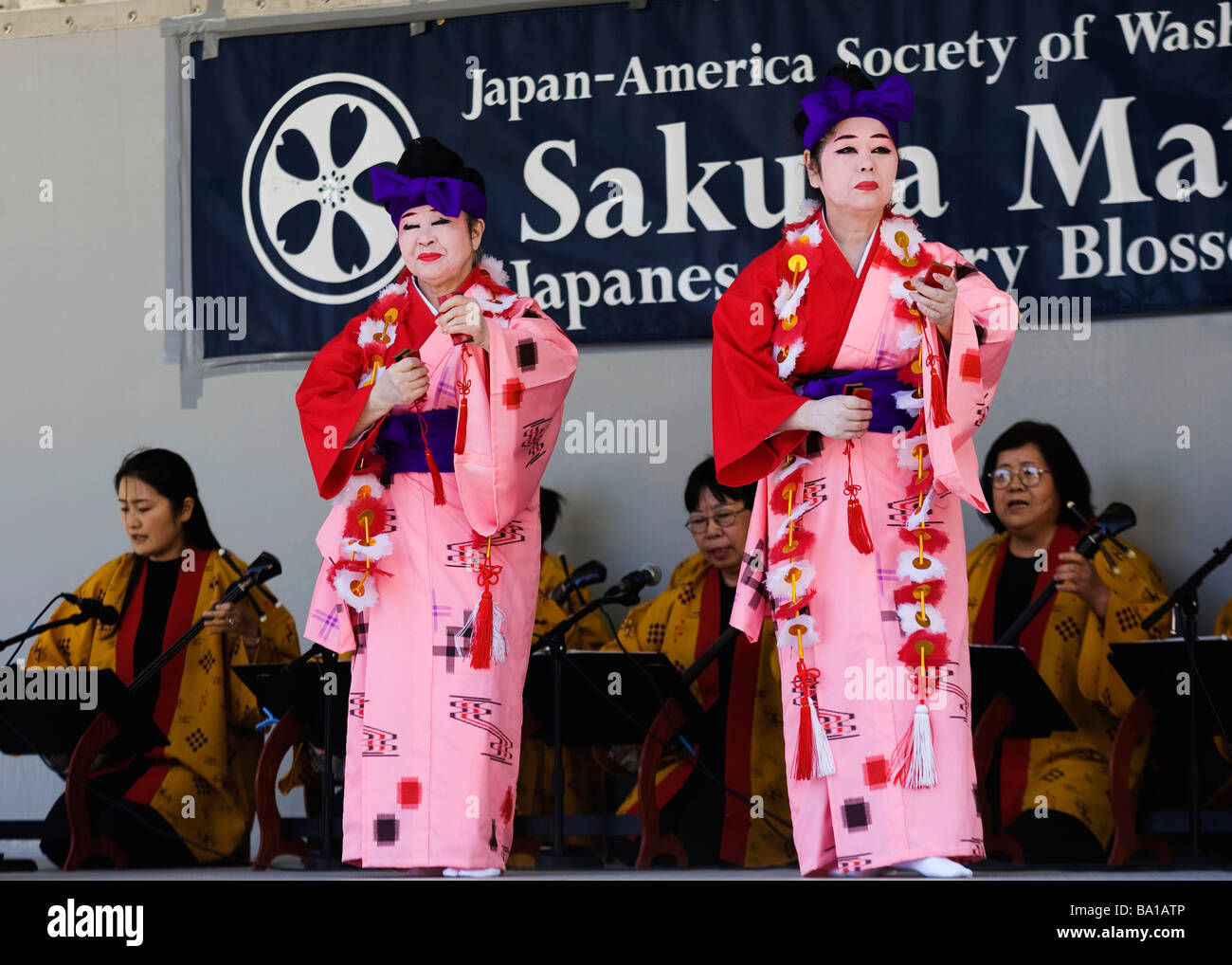 Des danseurs traditionnels japonais effectuant en Kimonos - National Cherry Blossom Festival, Washington, DC, USA Banque D'Images