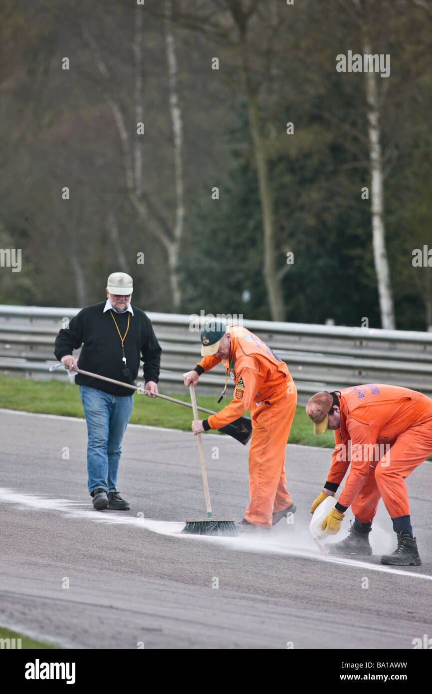 750 Motor Club Formule historique course du championnat junior de la poussière de plâtre est appliqué à la piste par marshalls pour absorber l'huile renversée Banque D'Images