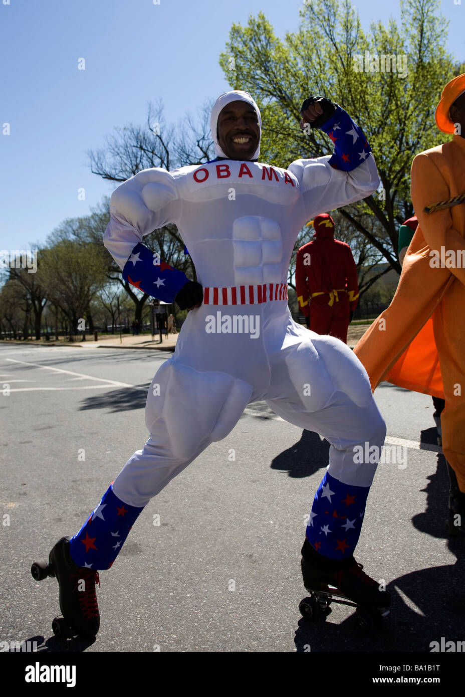 African Male roller patineur dans Obama super héros costume de muscle Banque D'Images
