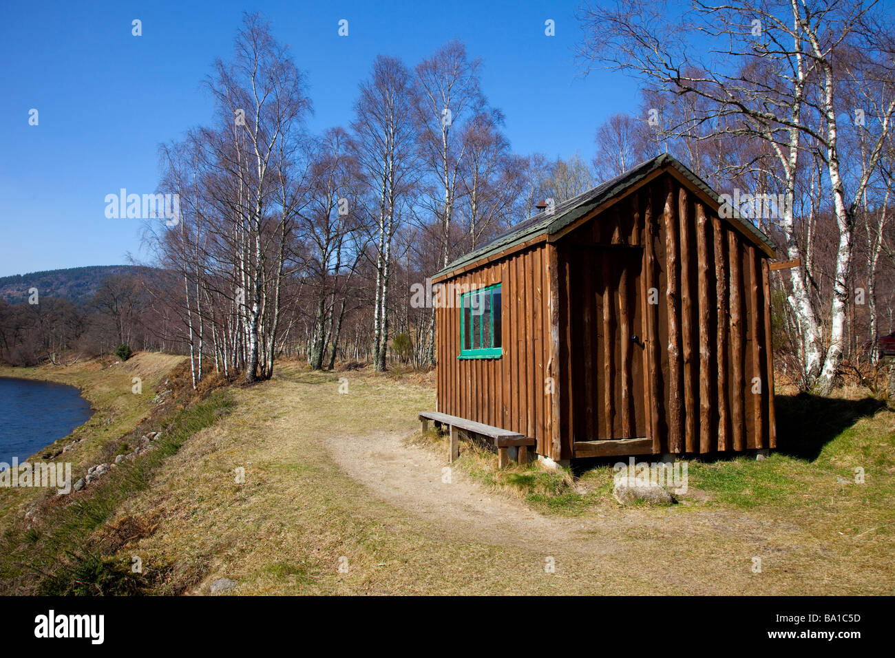 Refuge en bois de pêcheur de saumon, refuge, cabane, maison, paysage au bord de la rivière Dee, Aberdeen, Aberdeenshire, Écosse, Royaume-Uni Banque D'Images