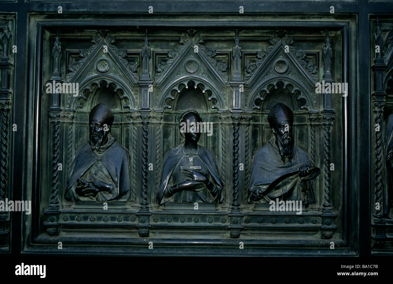 Détail d'une des trois du baptistère de Florence avec portes en bronze sculpture de secours par Lorenzo Ghiberti Banque D'Images