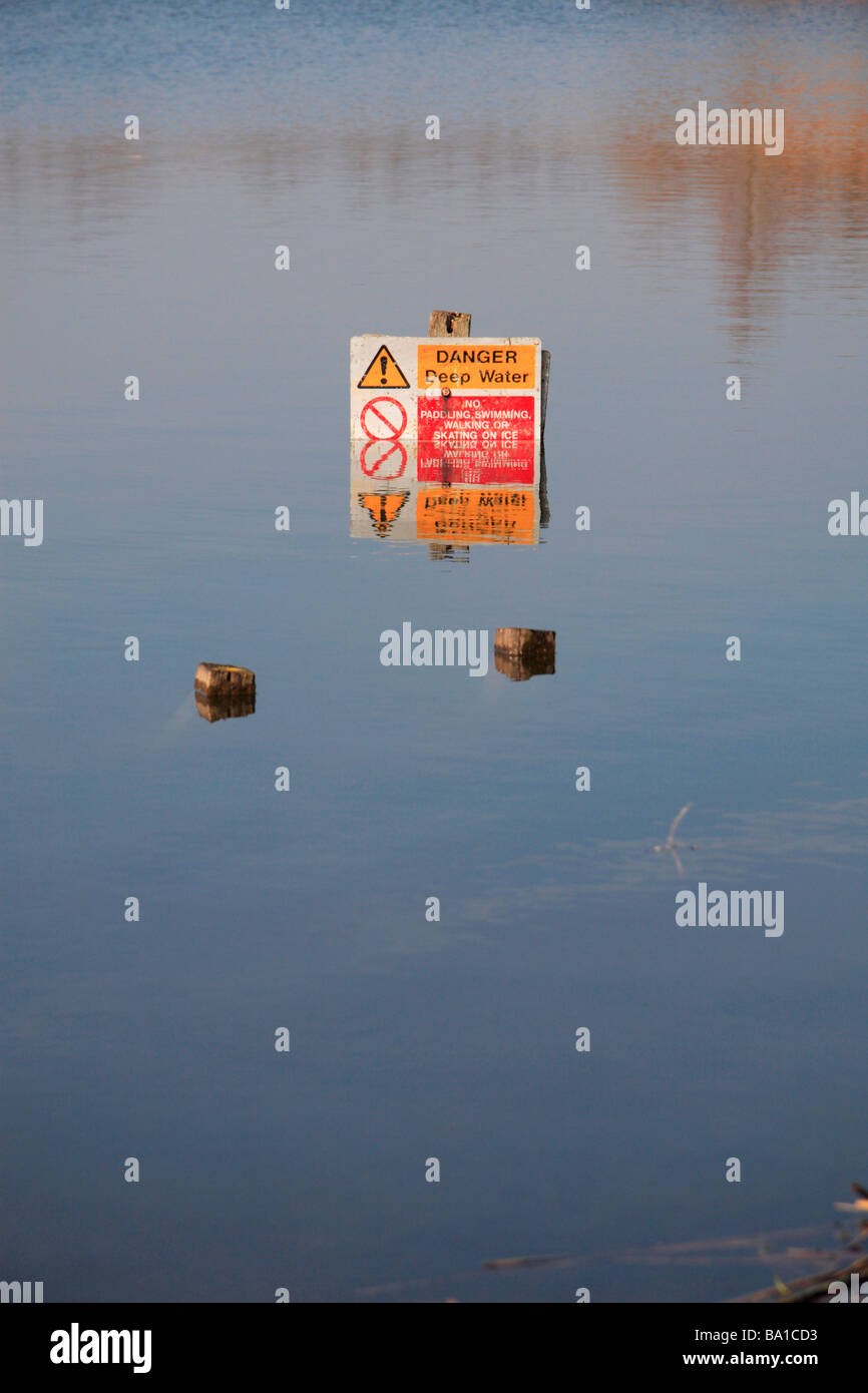 Un "danger partiellement immergée en eau profonde' signe dans un lac de lacs Country Park, Yacine Boukabous, Yacine Boukabous Middlex, UK. Banque D'Images