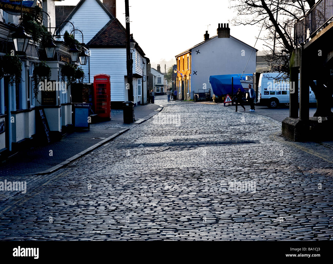 Une rue pavée vide à Leigh on Sea dans l'Essex Banque D'Images