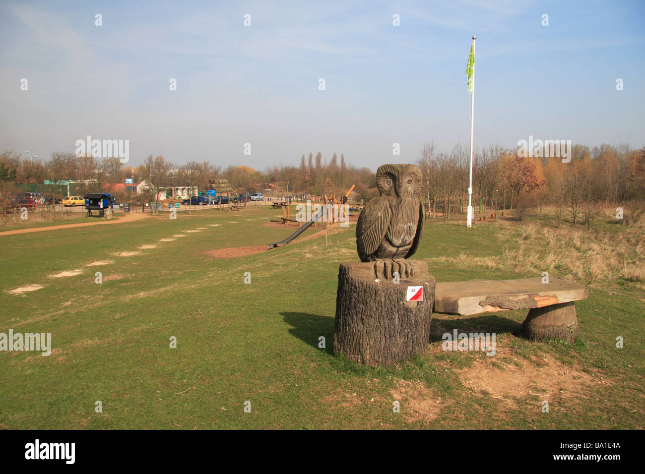 Un hibou en bois à côté d'une sculpture pour enfants et de pique-nique dans le parc, pays des lacs Yacine Boukabous, Yacine Boukabous UK. Banque D'Images