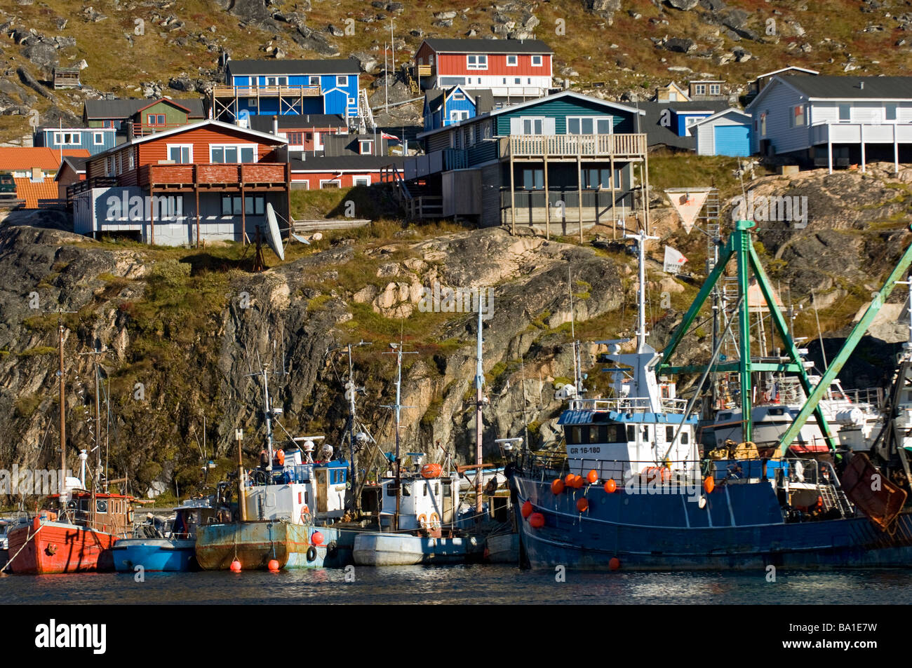Les chalutiers de pêche peint de couleurs vives et d'habitations à Qaqortoq (Groenland). Banque D'Images