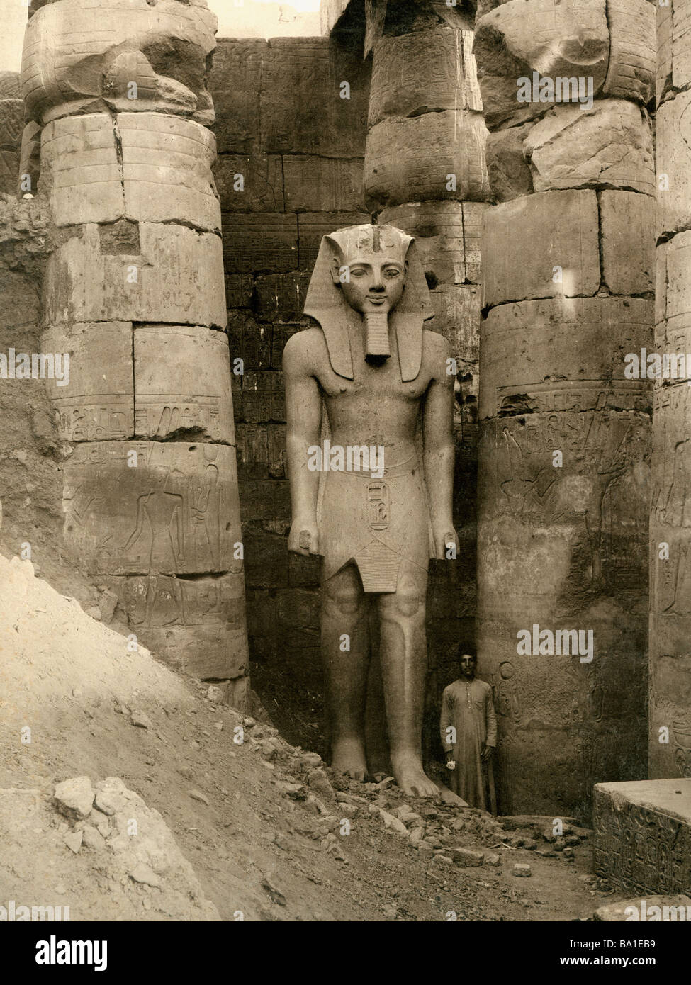Géographie / voyage, Egypte, Thebes East Bank, Karnak, temple d'Amun-Re, statue colossale du roi Ramsèses II (vers 1290 - 1224 av. J.-C., 19ème dynastie), Edition Schroeder et Cie., vers 1890, Banque D'Images