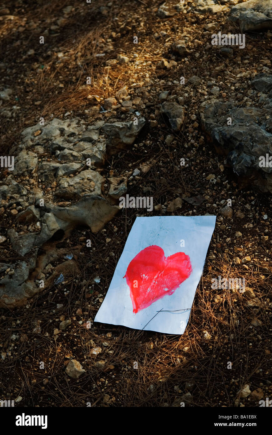 Coeur rouge sur papier dessin laissé derrière Banque D'Images