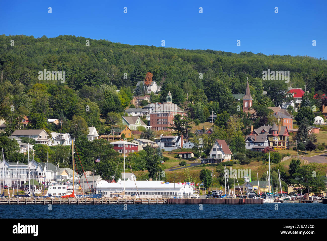 Le port et la petite ville de Bayfield vu depuis le ferry pour l'Île Madeline, Wisconsin, États-Unis Banque D'Images