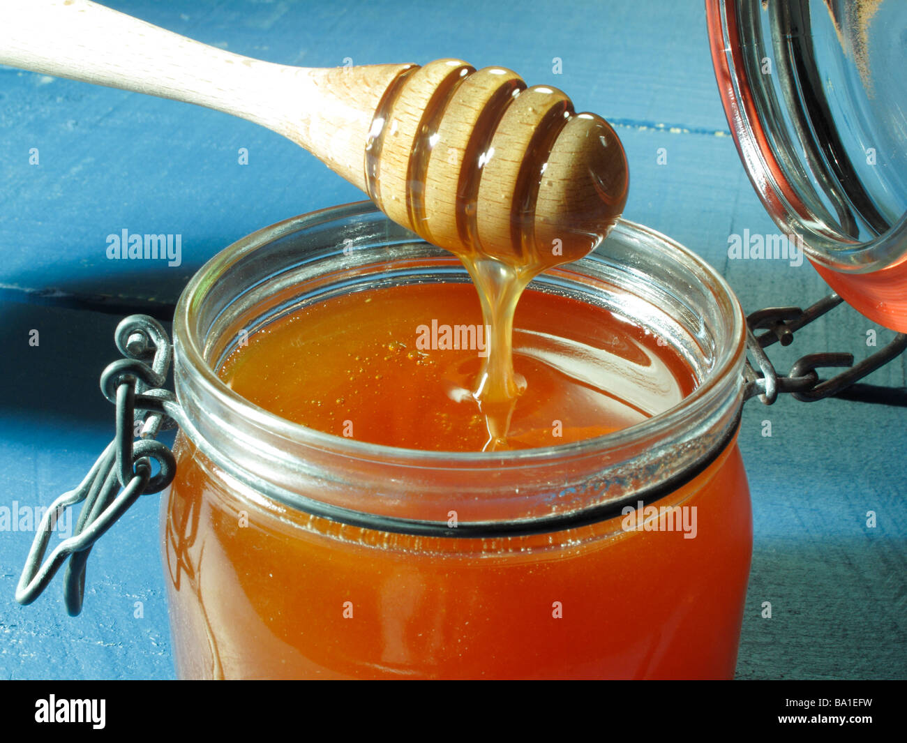 Honig honigglas auf loeffel miel Le miel dans un pot sur le comptoir Banque D'Images