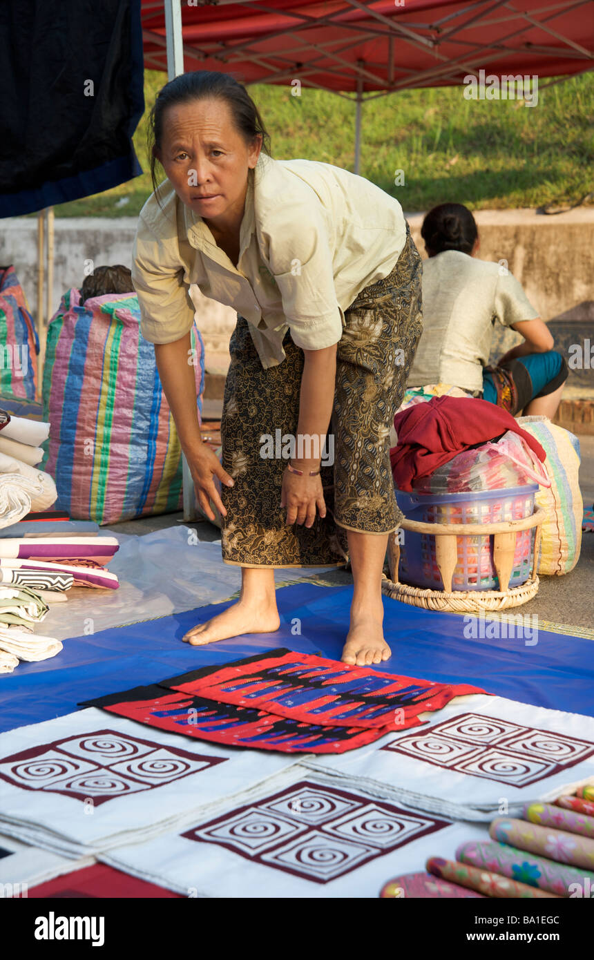 Une femme Lao la configuration de son décrochage d'oreiller dans le marché de nuit de Luang Prabang au Laos Banque D'Images