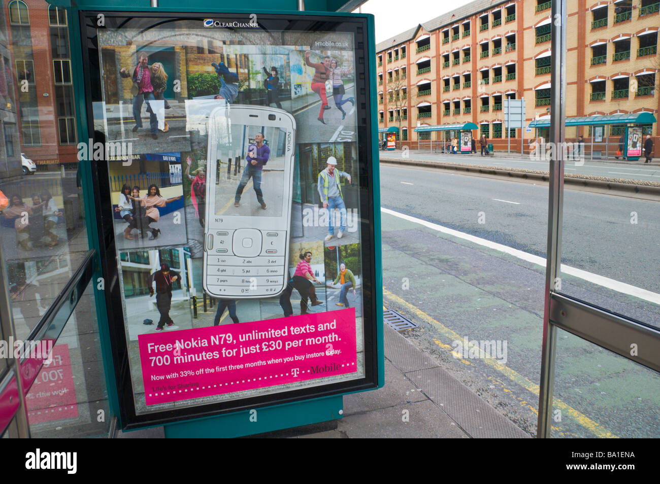 Panneau publicitaire ClearChannel pour T Mobile Nokia N79 téléphone mobile à bus à Cardiff South Wales UK Banque D'Images