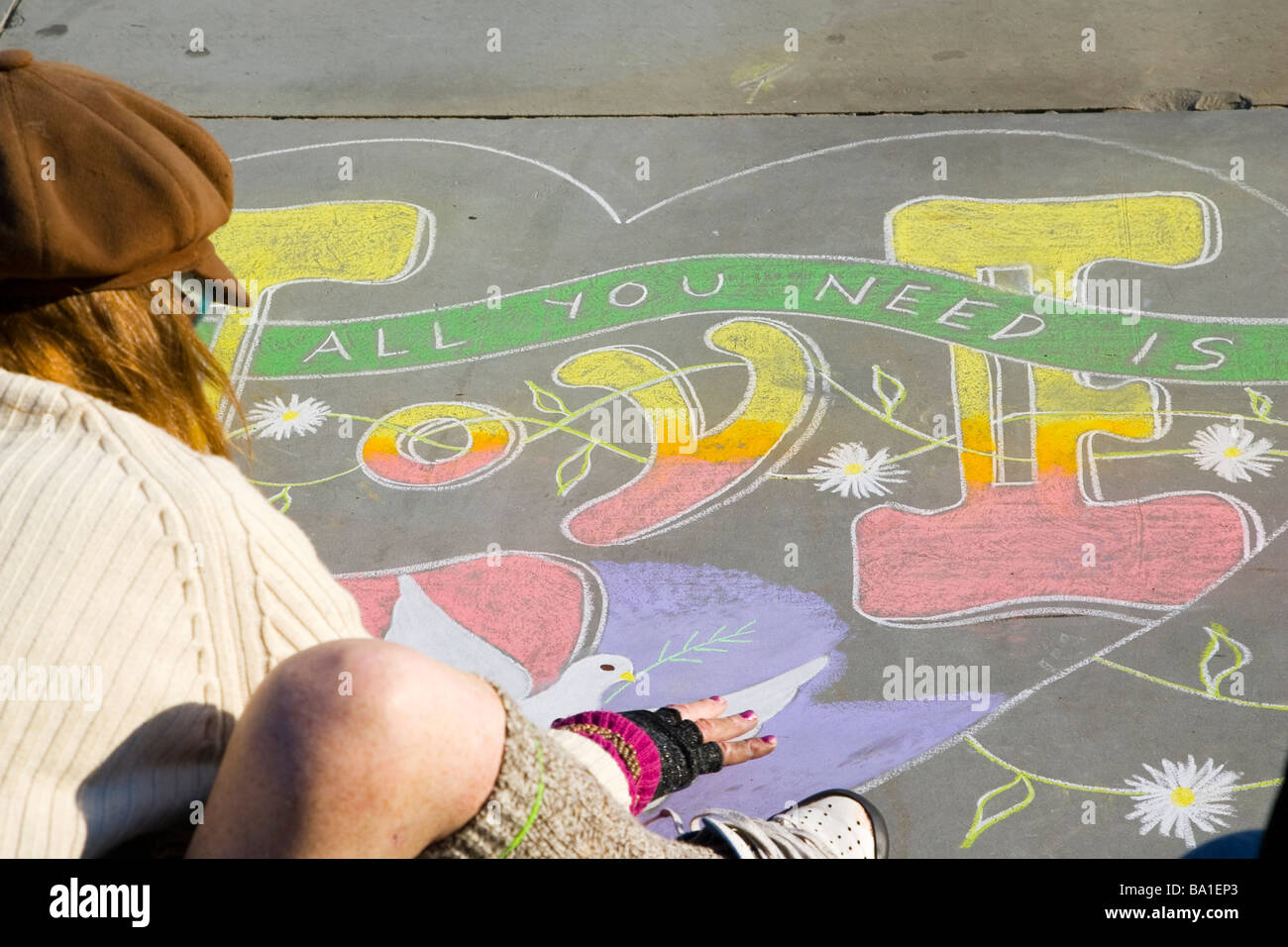 Un artiste dessine un 'All you need is Love" à Trafalgar Square, Londres Banque D'Images