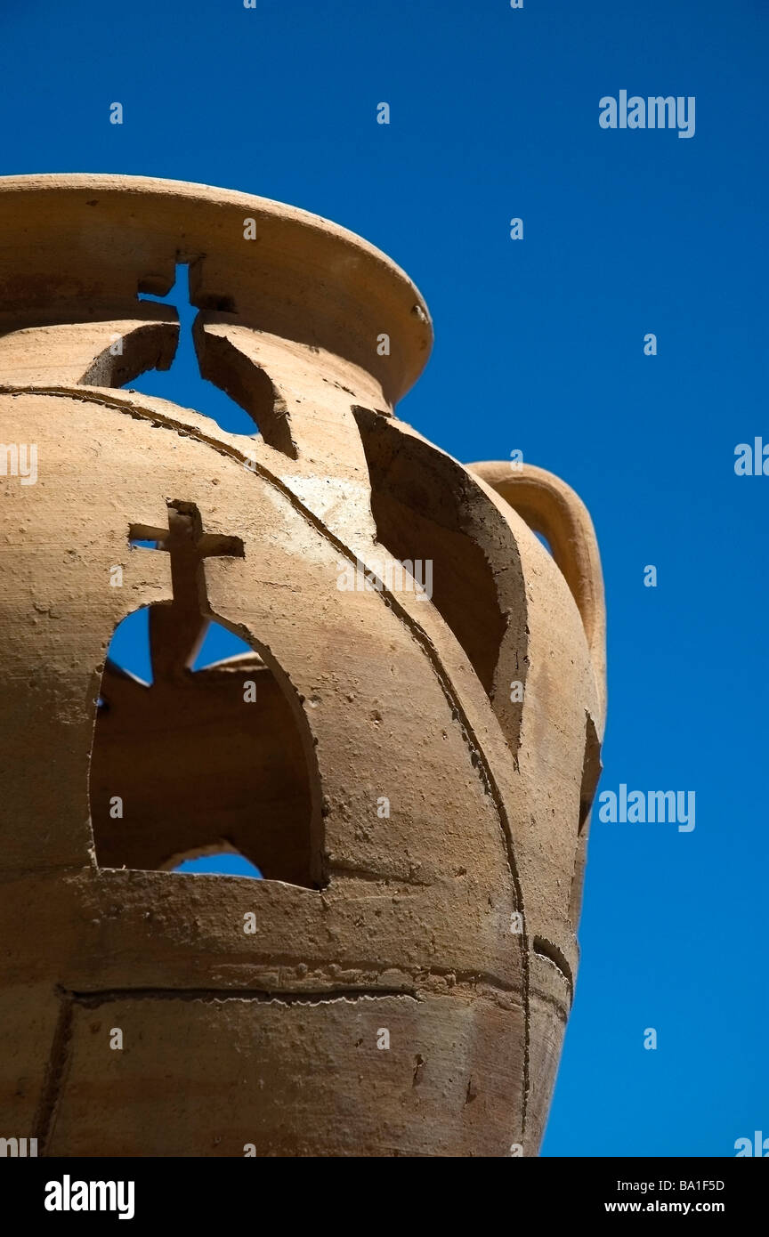 Église de l'urne en terre cuite avec motif religieux Banque D'Images