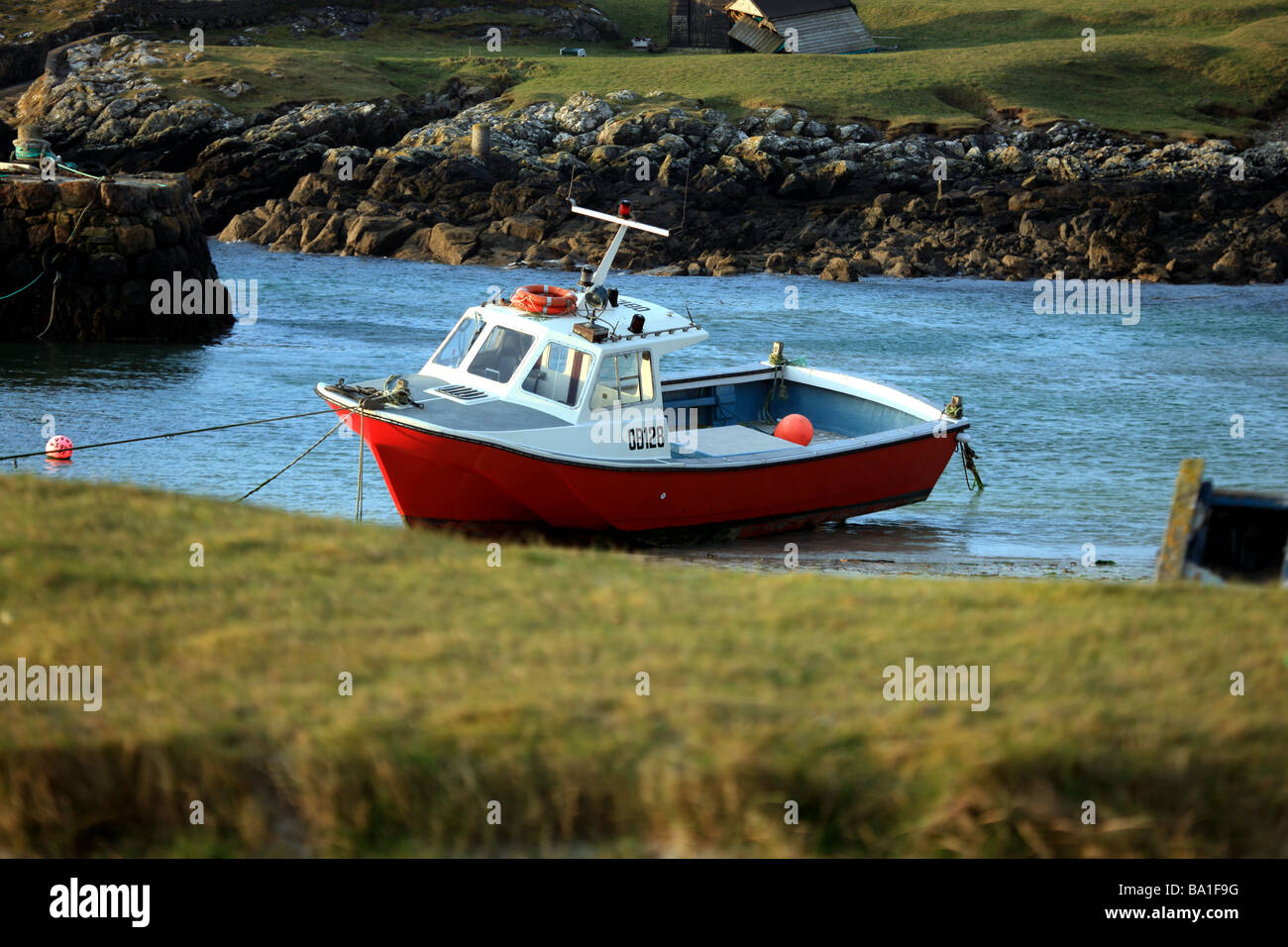 Bateau rouge et blanc dans la baie à Scaranish sur Tyree Banque D'Images