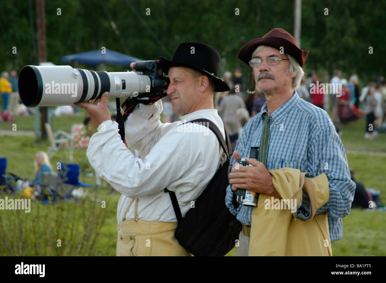 La Suède. Les hommes avec un grand kamera objectif. Banque D'Images