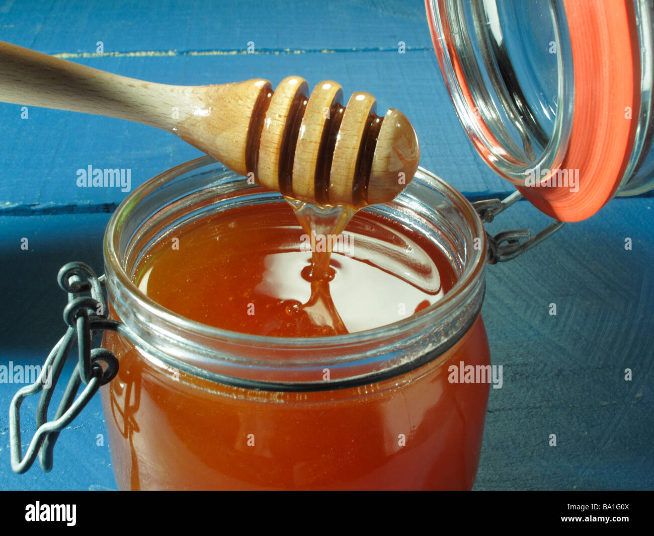 Honig honigglas auf loeffel miel Le miel dans un pot sur le comptoir Banque D'Images