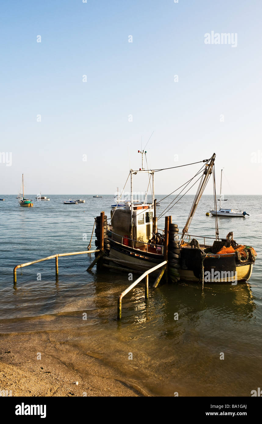 Un bateau amarré à coquiller Leigh on Sea dans l'Essex. Photo par Gordon 1928 Banque D'Images