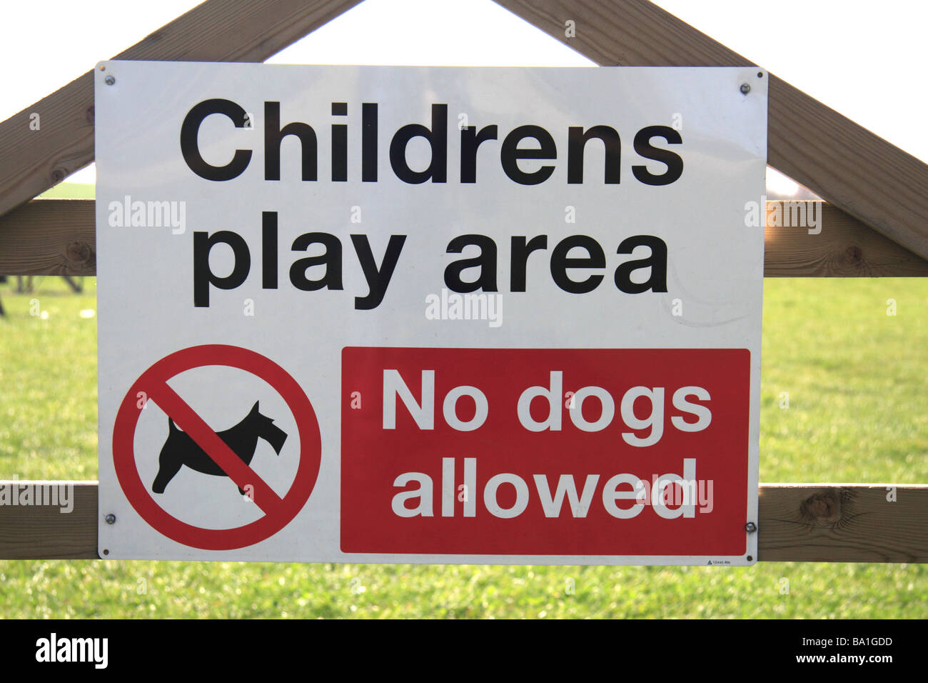 Une "aire de jeu", "Chiens non admis" dans les lacs Yacine Boukabous Country Park, Middx. Banque D'Images
