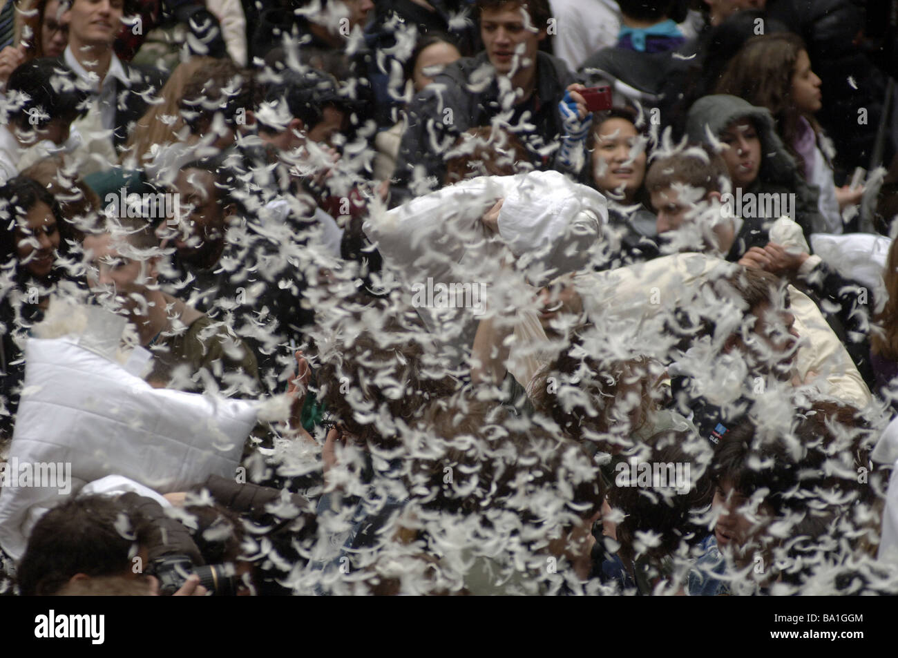 Des centaines d'autres combattants oreiller sortir leur agression sur International Pillow Fight Day Banque D'Images