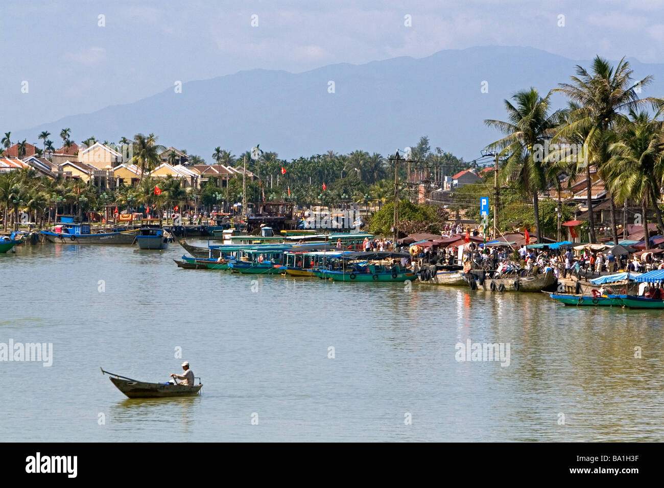 Bateaux sur la rivière Thu Bon à Hoi An Vietnam Banque D'Images