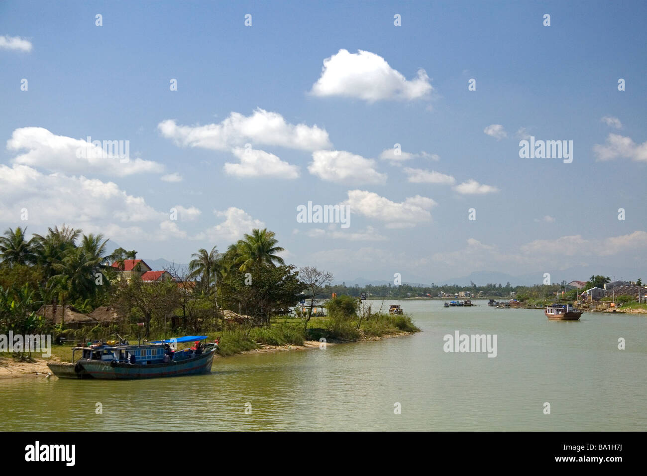 Bateaux sur la rivière Thu Bon à Hoi An Vietnam Banque D'Images