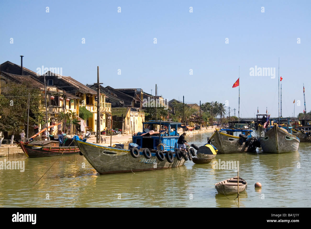 Bateaux sur la rivière Thu Bon à Hoi An Vietnam Banque D'Images