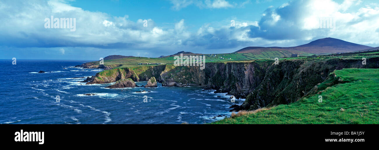 La côte au Slea Head et le ferry pour visiter les îles Blasket Grand sur la péninsule de Dingle Banque D'Images