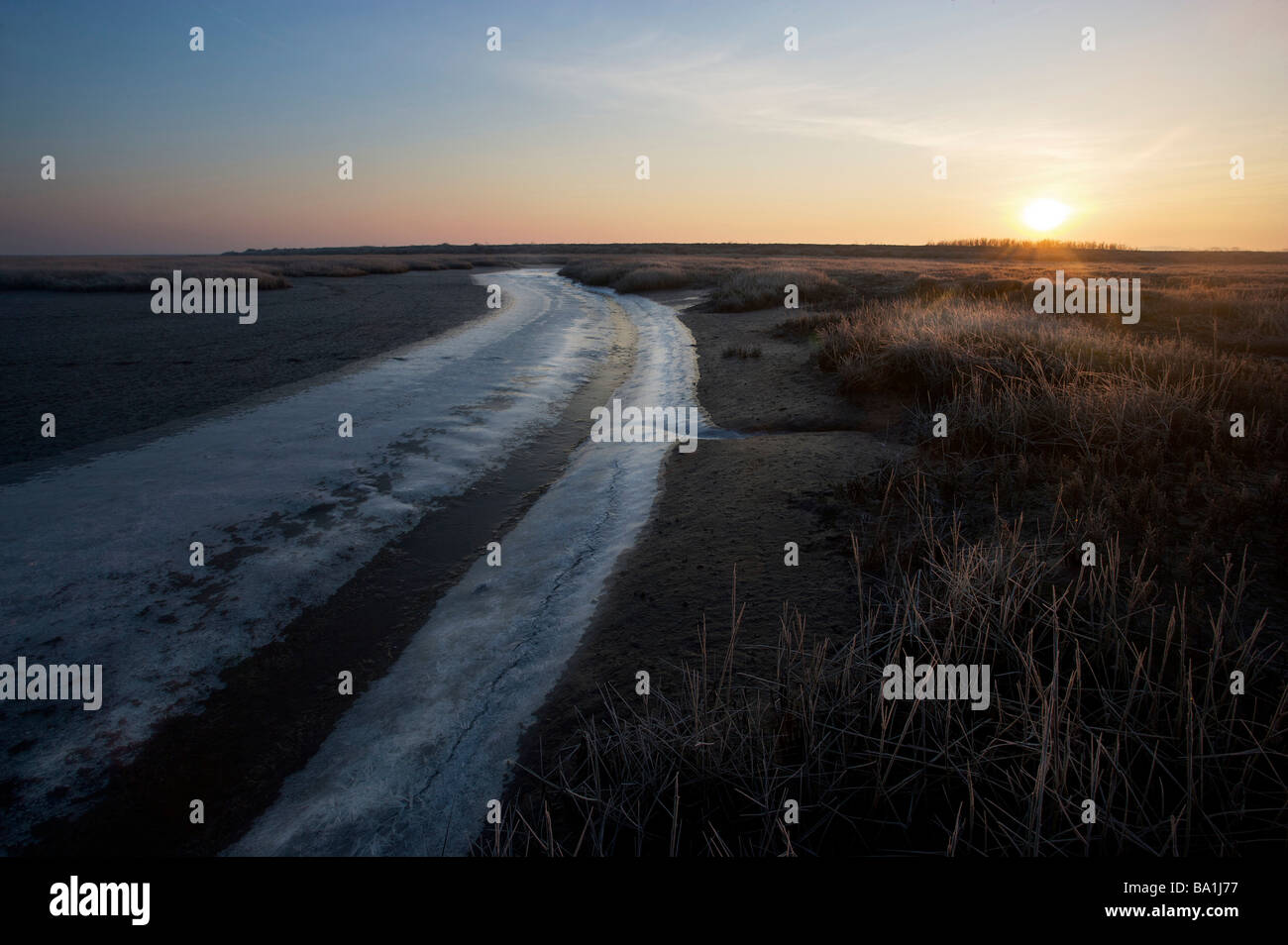 Rivière gelée sur les marais salés du nord du comté de Norfolk Banque D'Images
