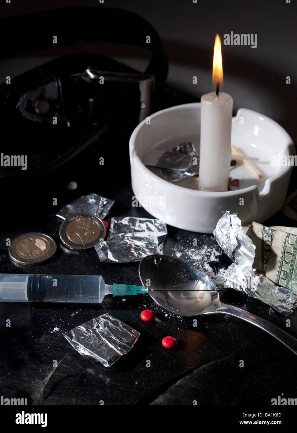 L'abus d'héroïne concept shoot up tools et drogues et d'argent Banque D'Images