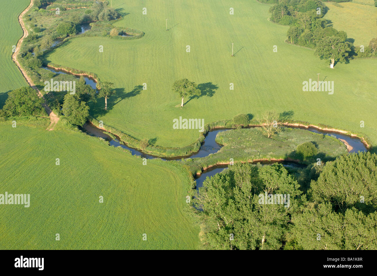 Vue aérienne des méandres dans une petite rivière entourée de champs au milieu de Devon, Angleterre Banque D'Images
