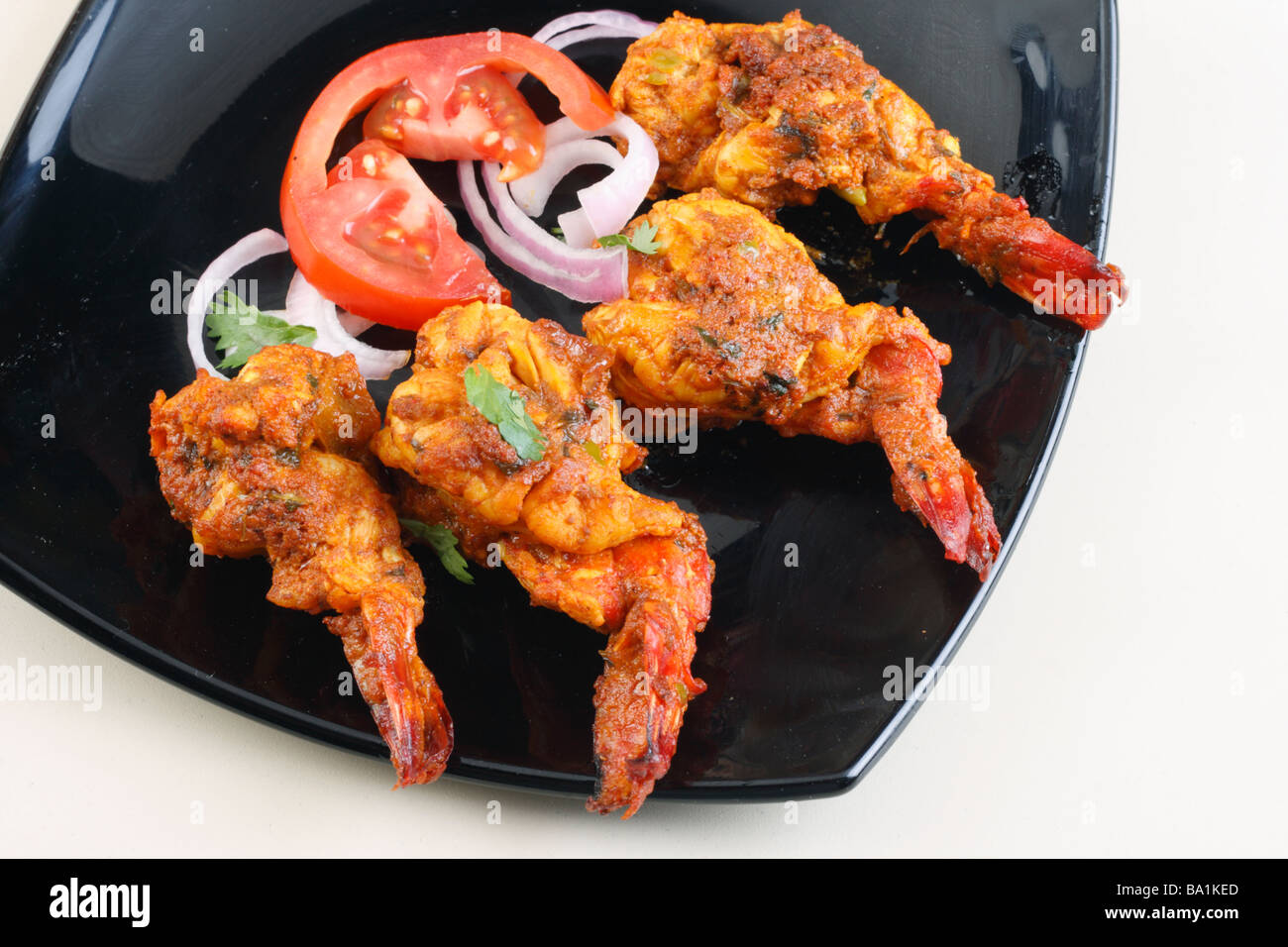 Crevettes Tawa est un plat composé de Goa et de brochettes de crevettes cuites sur tawa Banque D'Images
