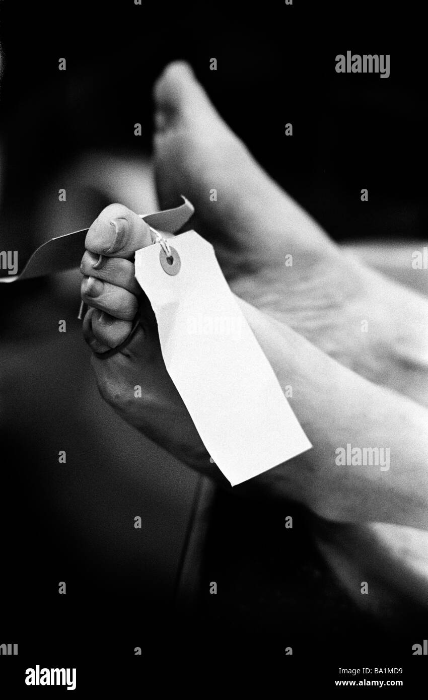 Corps mort sur la table mortuaire avec étiquette-nom sur l'orteil. Banque D'Images