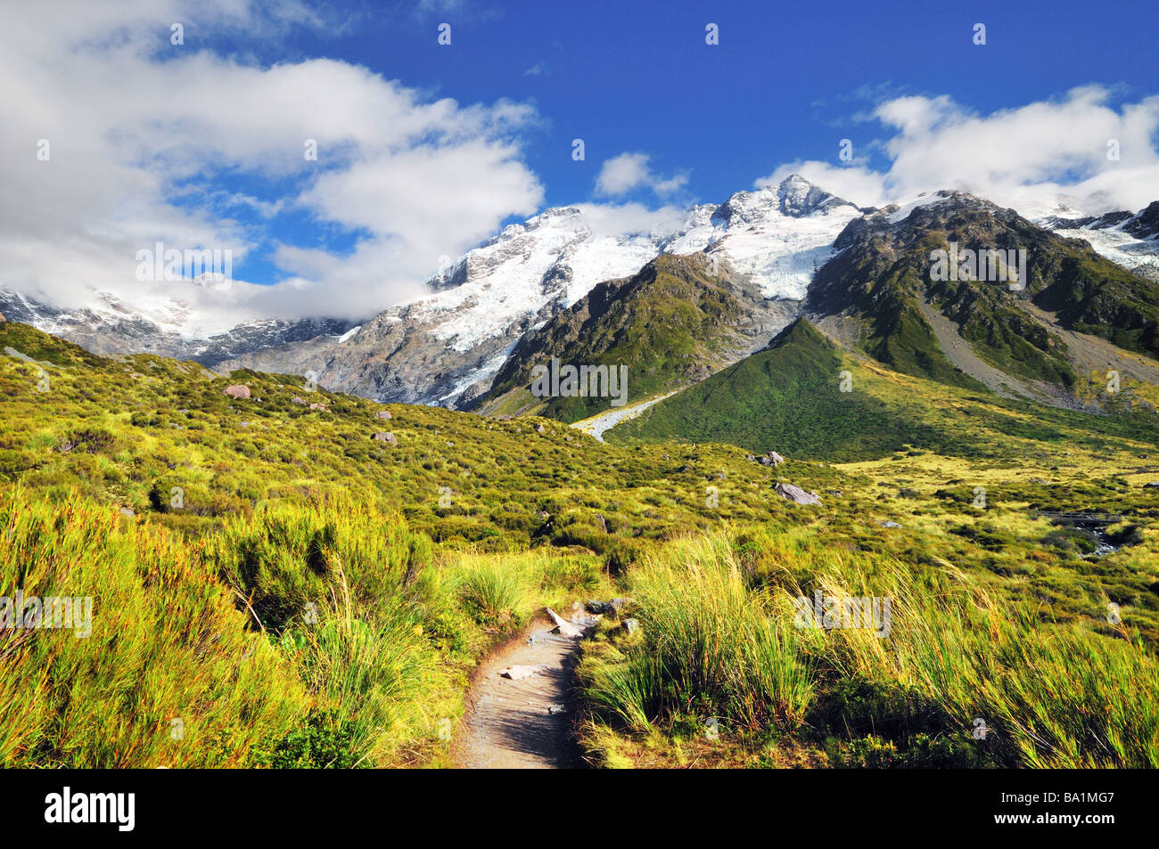 Sentier sur la Hooker Valley à pied près de village du Mt Cook en Nouvelle Zélande Banque D'Images