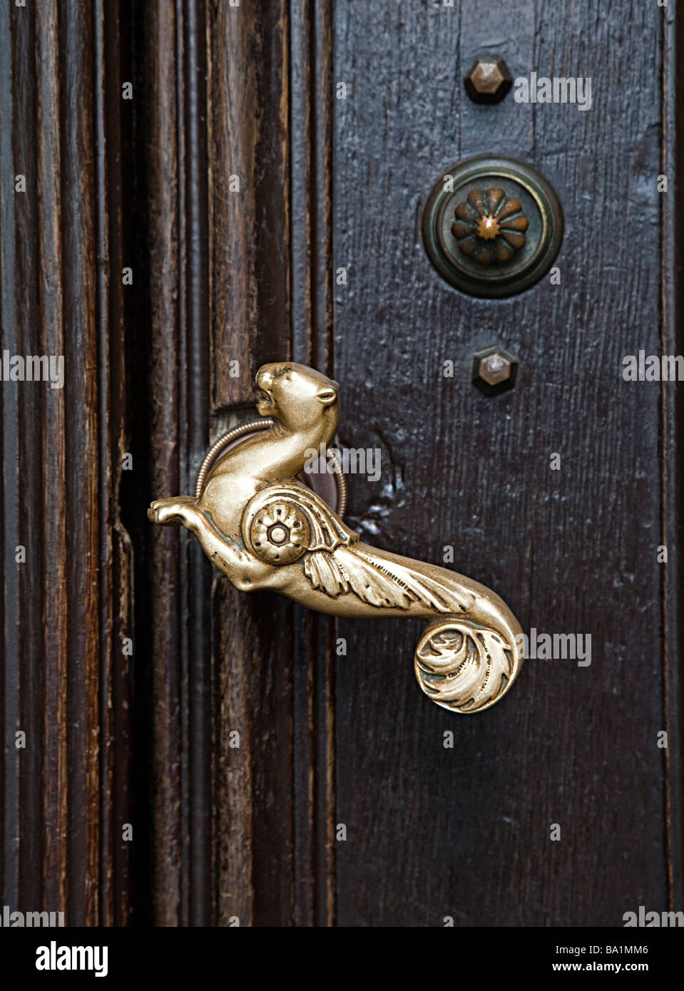 Poignée de porte en métal stylisée en forme de chat avec des ailes le château de Schwerin Allemagne Banque D'Images