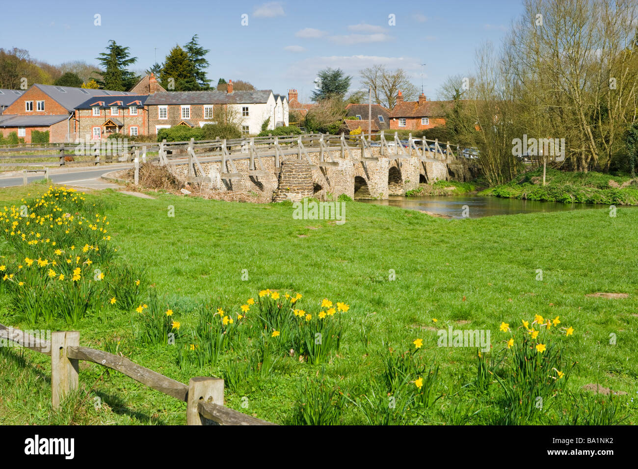 Tilford, Surrey, UK. Pont sur la rivière Wey. Banque D'Images
