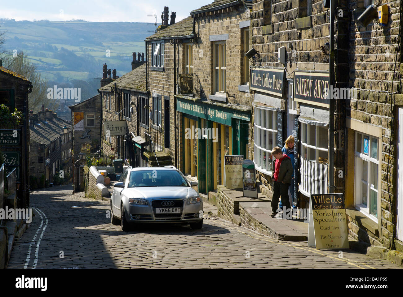 La rue principale pavée de Haworth, West Yorkshire, England UK Banque D'Images