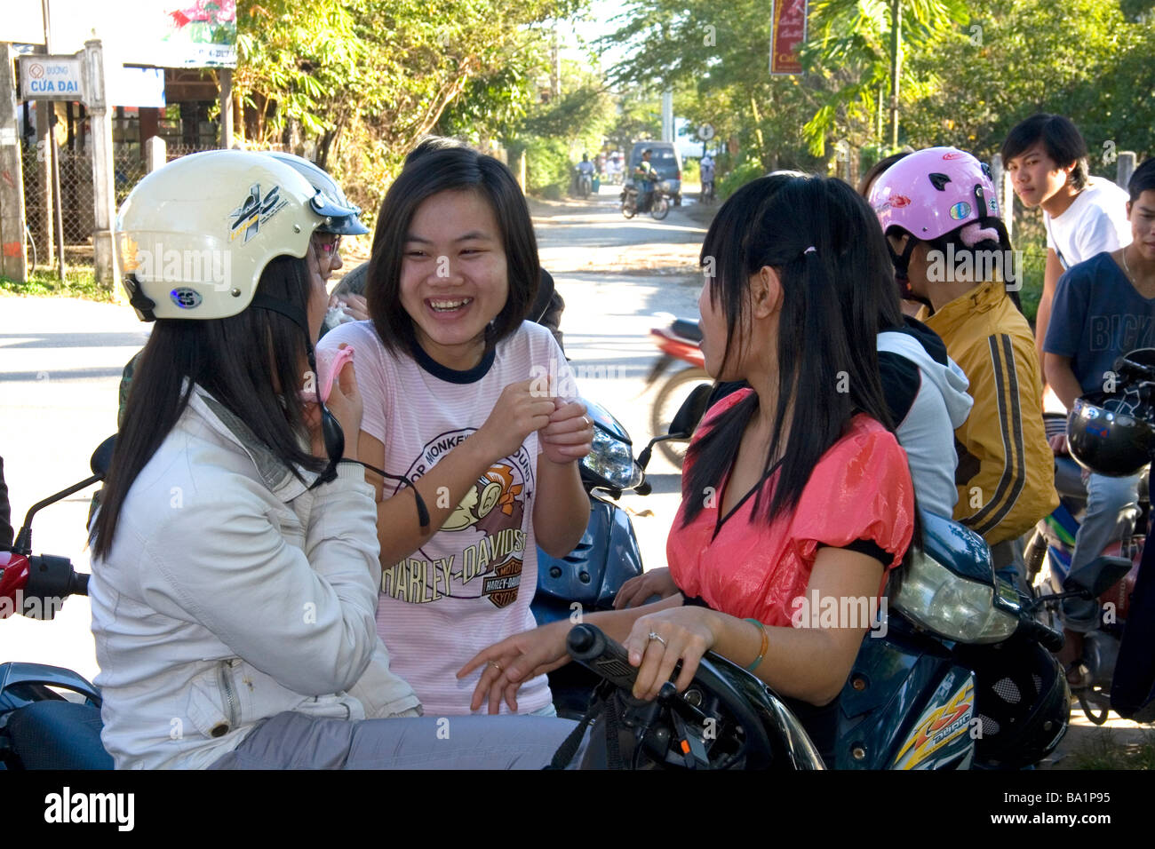 Les adolescents vietnamiens se rencontrer après l'école dans Hoi An Vietnam Banque D'Images