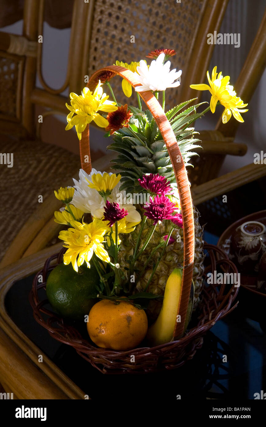 Un panier de fruits et fleurs affichées dans une chambre d'hôtel à Hoi An Vietnam Banque D'Images