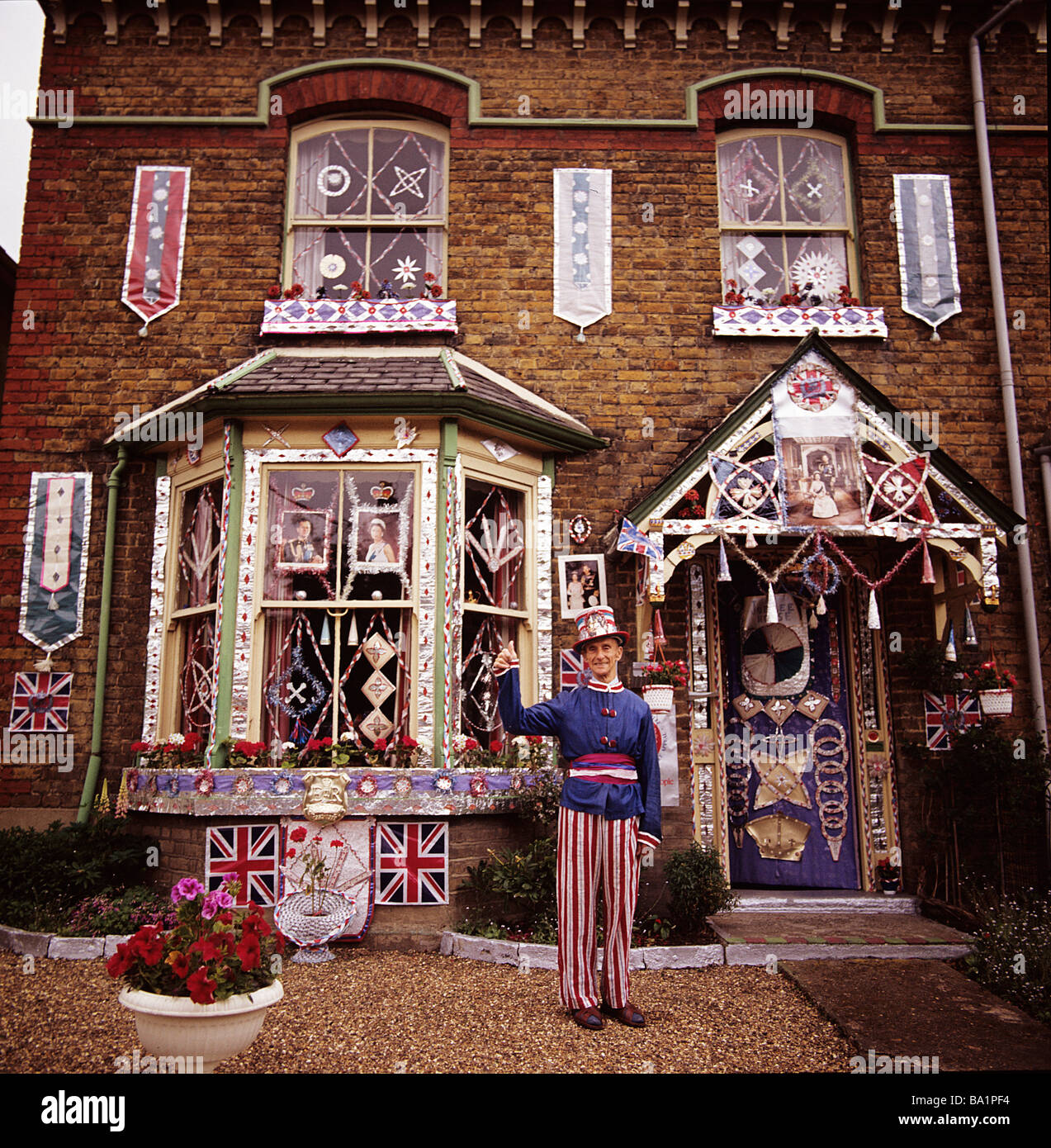 1977 Silver Jubilee house décoration avec vieil homme/propriétaire Banque D'Images