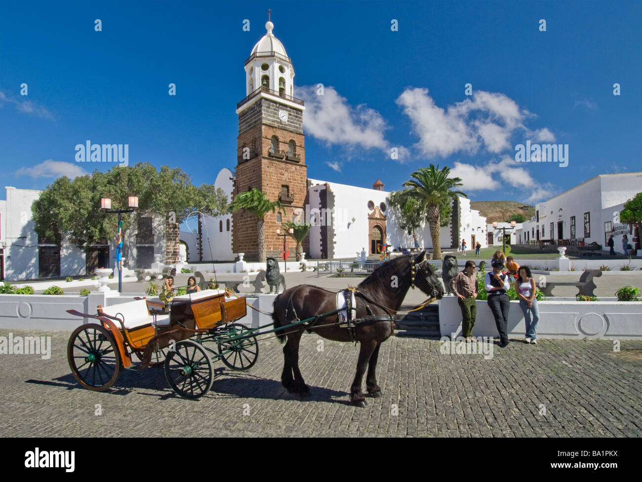 Teguise Lanzarote traditionnel typique de la vieille ville et balade en calèche Cheval debout dans la place principale de la vieille ville de Teguise Lanzarote Iles Canaries Espagne Banque D'Images