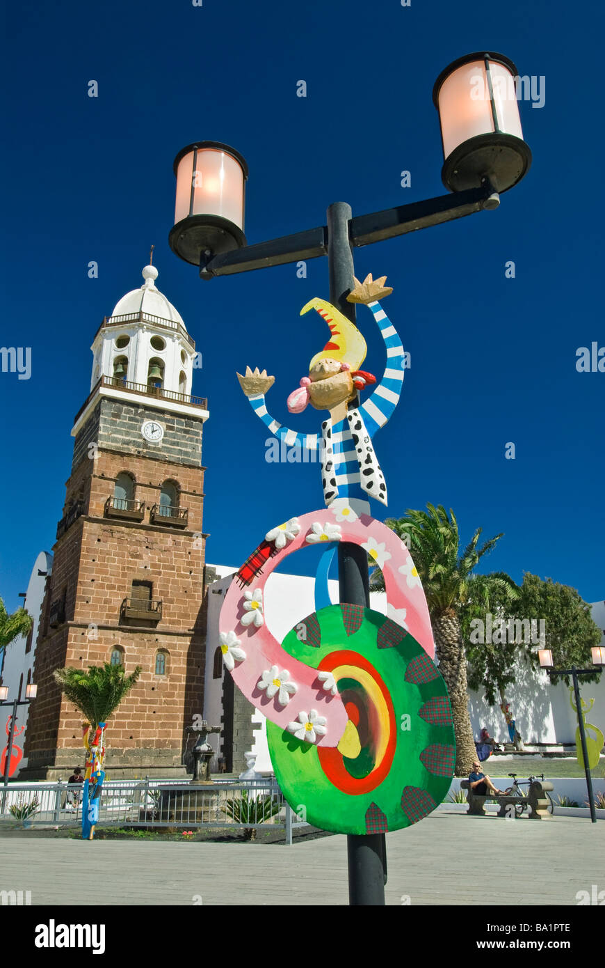 Vieille ville de Teguise avec place principale de lumière dans les rues décorées pour célébrations Îles Canaries Lanzarote fiesta Banque D'Images