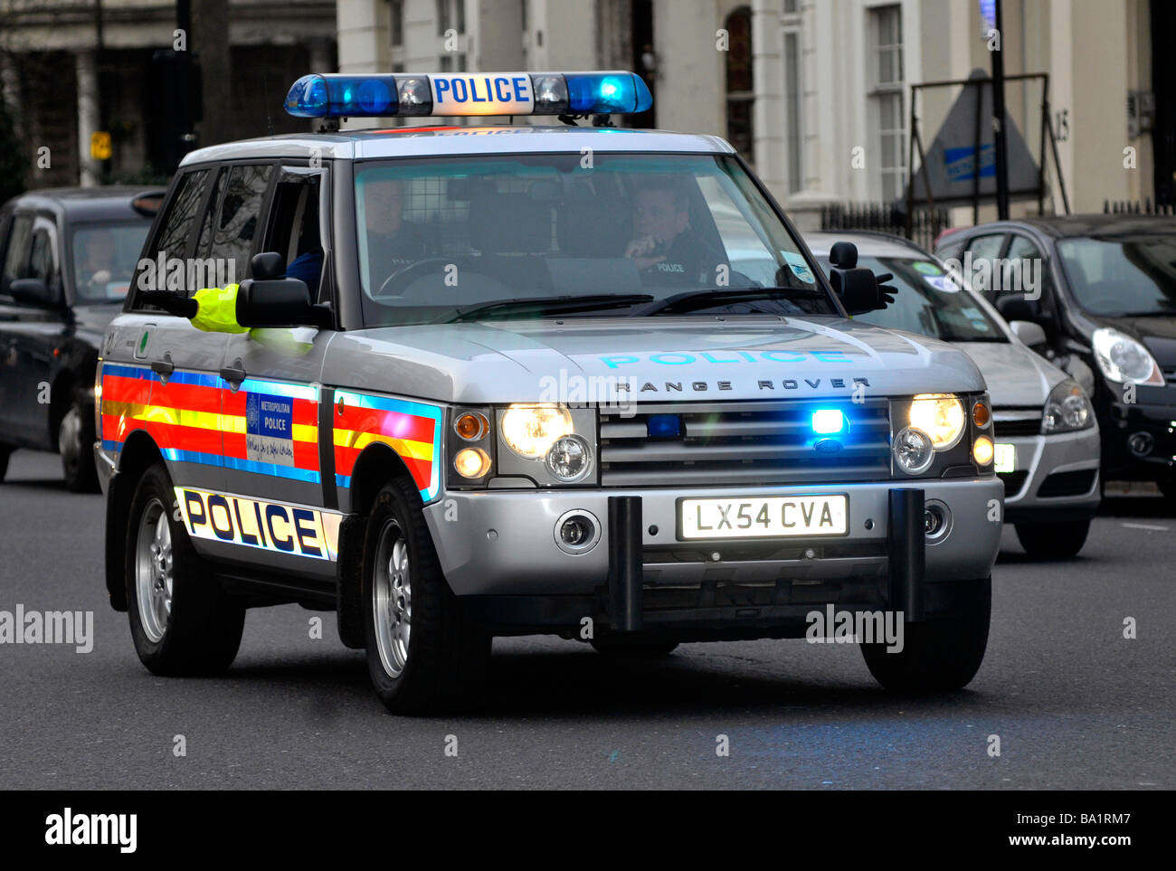 Metropolitan police "Land Rover" sur un appel, Londres, Angleterre, Royaume-Uni Banque D'Images