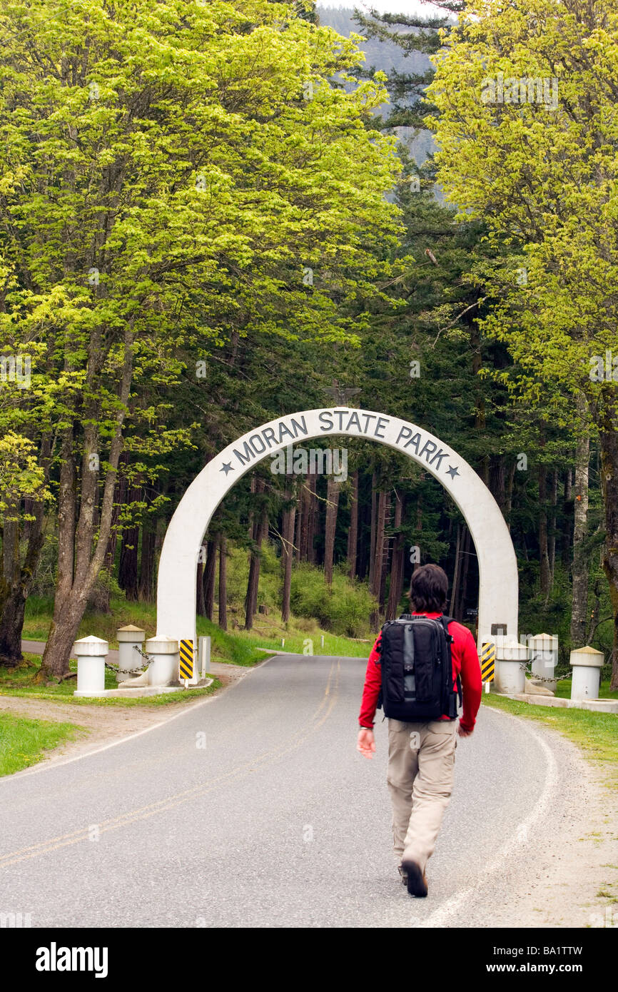 Backpacker dans l'entrée de Moran State Park - Orcas Island, Washington Banque D'Images