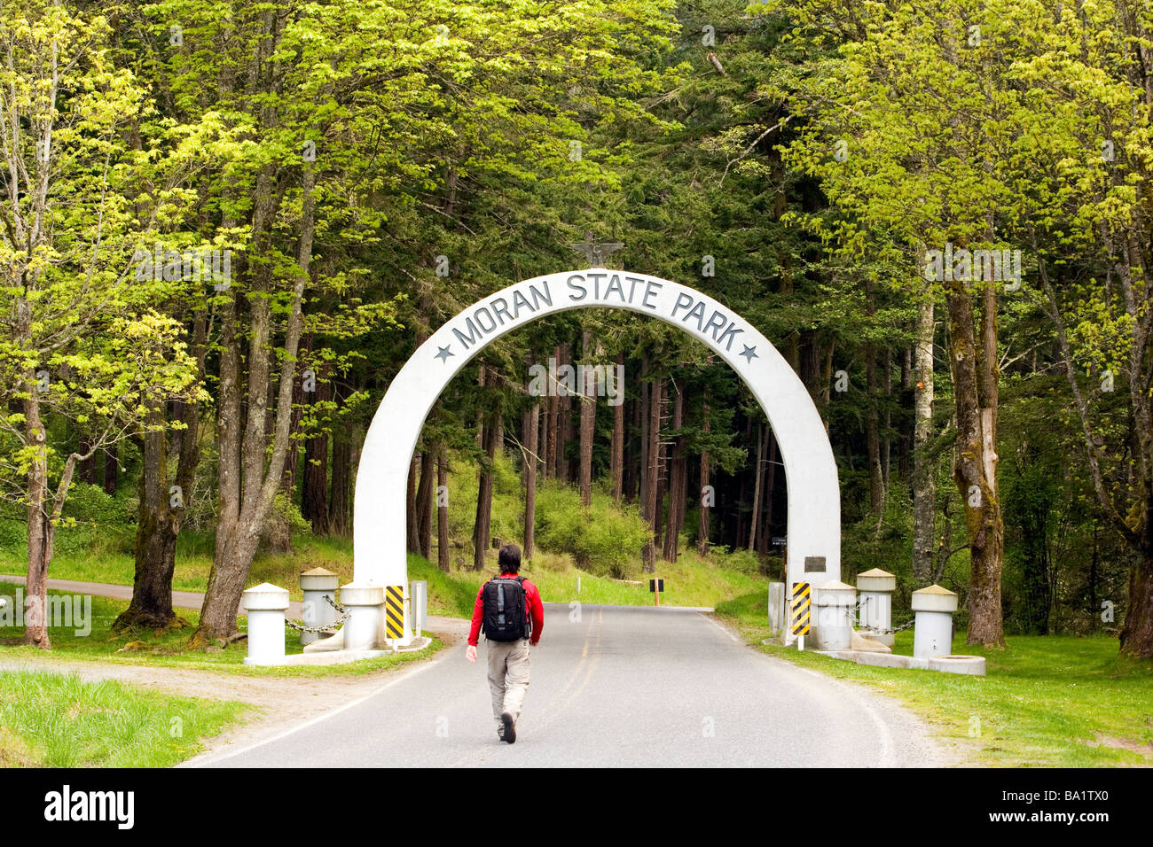 Backpacker dans l'entrée de Moran State Park - Orcas Island, Washington Banque D'Images